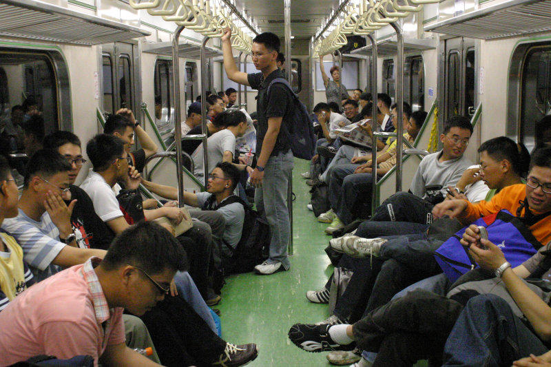 台灣鐵路旅遊攝影電車-區間車交談的旅客2005攝影照片75