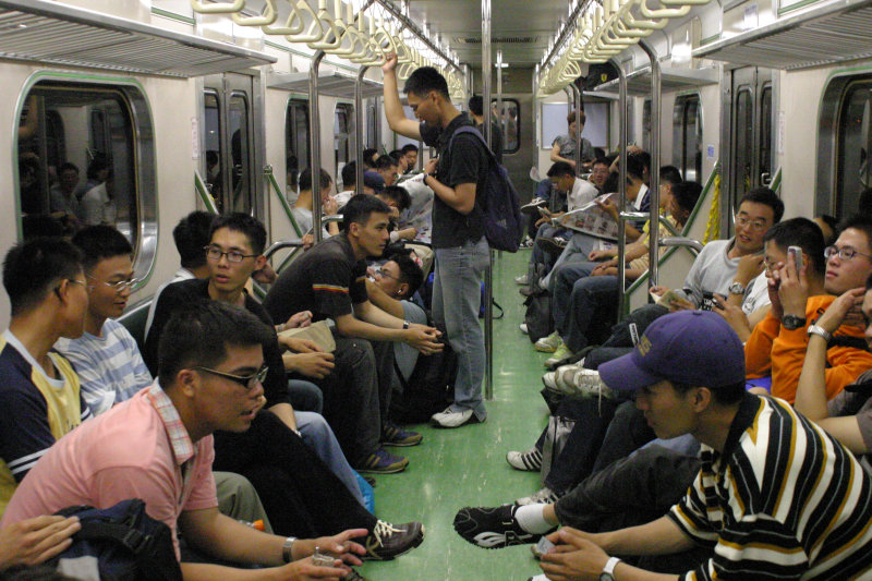 台灣鐵路旅遊攝影電車-區間車交談的旅客2005攝影照片76
