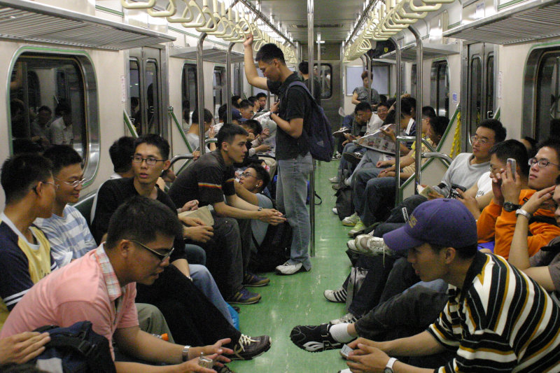台灣鐵路旅遊攝影電車-區間車交談的旅客2005攝影照片77