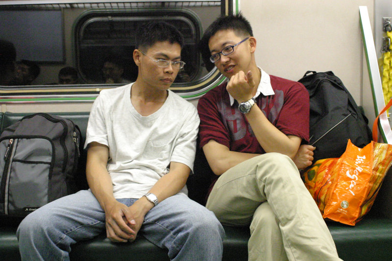 台灣鐵路旅遊攝影電車-區間車交談的旅客2005攝影照片78
