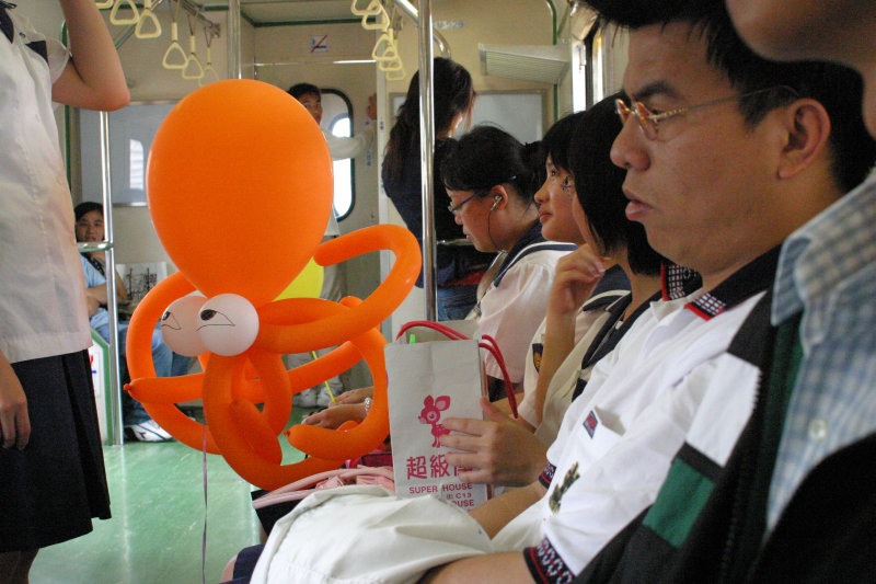 台灣鐵路旅遊攝影電車-區間車交談的旅客2005攝影照片80