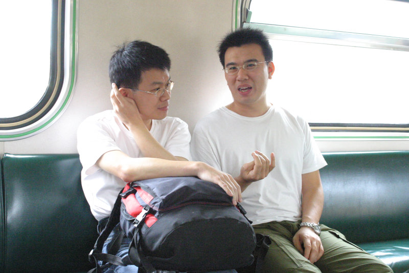 台灣鐵路旅遊攝影電車-區間車交談的旅客2005攝影照片81