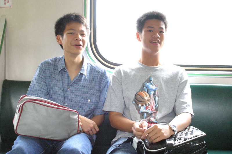 台灣鐵路旅遊攝影電車-區間車交談的旅客2005攝影照片82