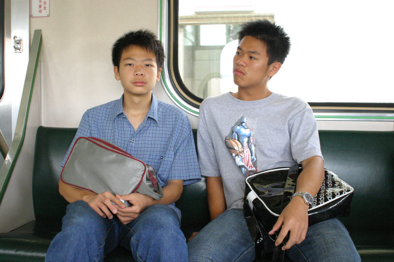 台灣鐵路旅遊攝影電車-區間車交談的旅客2005攝影照片83