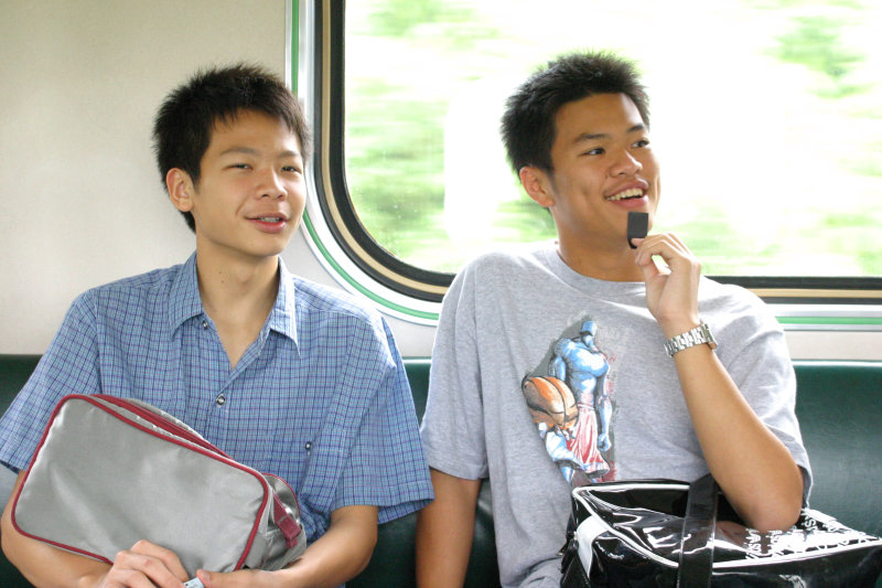 台灣鐵路旅遊攝影電車-區間車交談的旅客2005攝影照片84