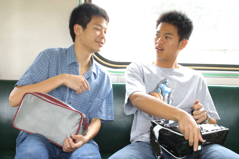 台灣鐵路旅遊攝影電車-區間車交談的旅客2005攝影照片87