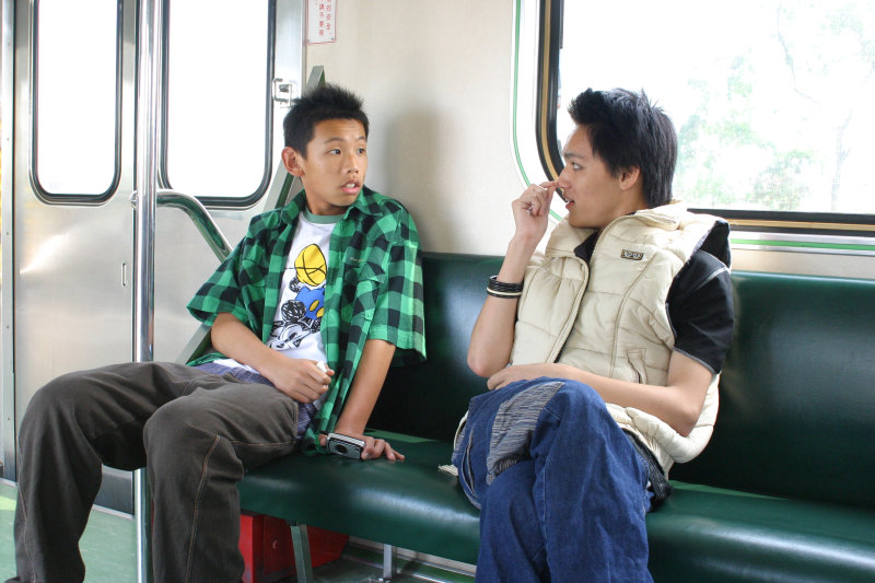 台灣鐵路旅遊攝影電車-區間車交談的旅客2005攝影照片88