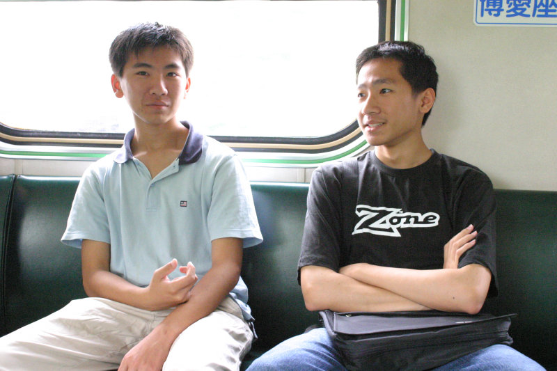 台灣鐵路旅遊攝影電車-區間車交談的旅客2005攝影照片89