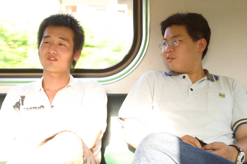 台灣鐵路旅遊攝影電車-區間車交談的旅客2005攝影照片95