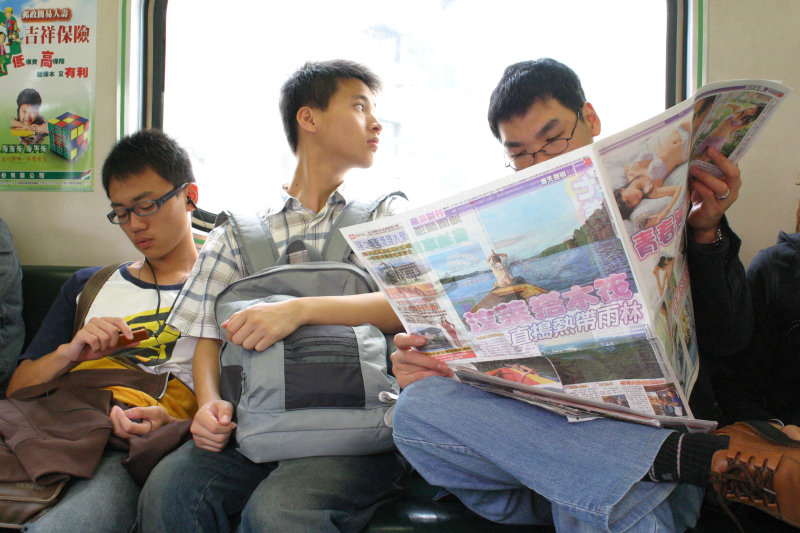 台灣鐵路旅遊攝影電車-區間車交談的旅客2005攝影照片99