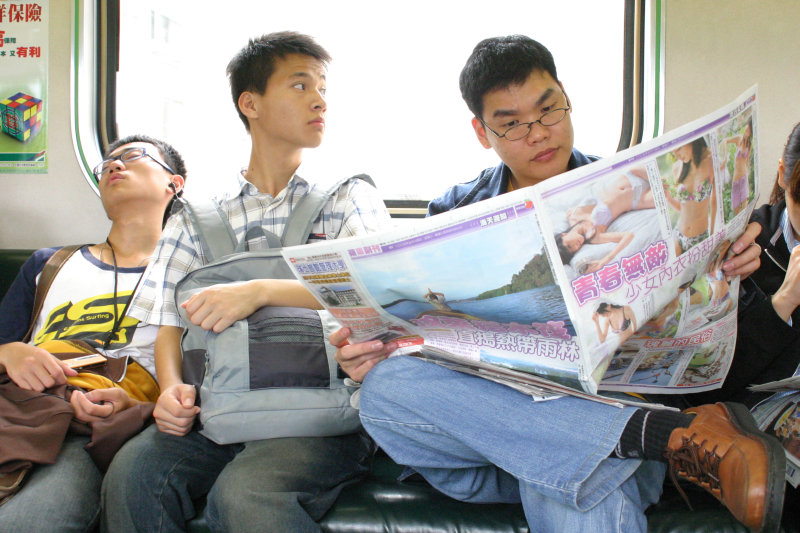 台灣鐵路旅遊攝影電車-區間車交談的旅客2005攝影照片100