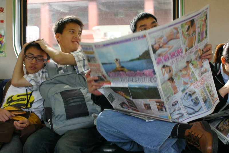 台灣鐵路旅遊攝影電車-區間車交談的旅客2005攝影照片102