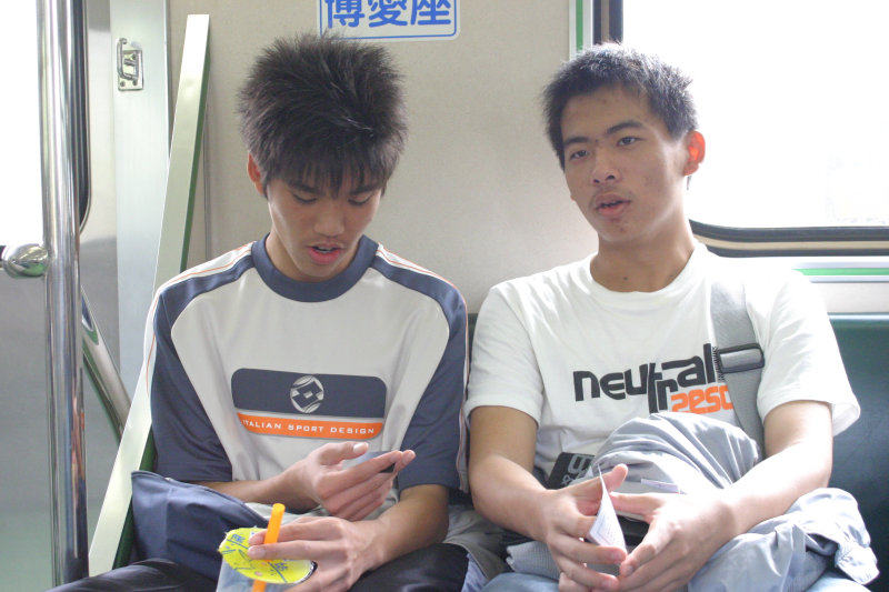 台灣鐵路旅遊攝影電車-區間車交談的旅客2005攝影照片104