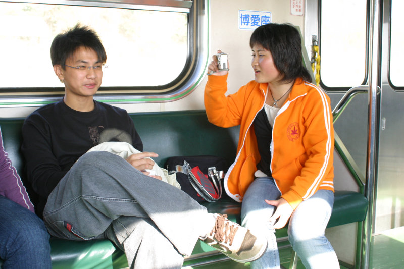 台灣鐵路旅遊攝影電車-區間車交談的旅客2005攝影照片107