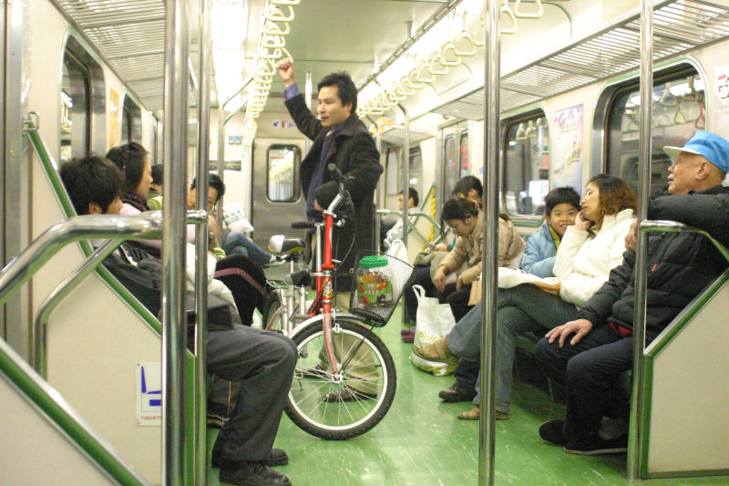 台灣鐵路旅遊攝影電車-區間車交談的旅客2005攝影照片109