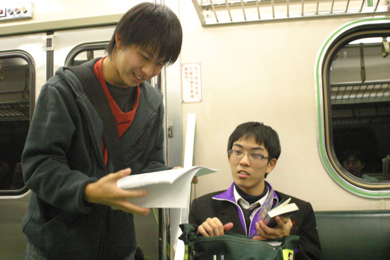 台灣鐵路旅遊攝影電車-區間車交談的旅客2005攝影照片110