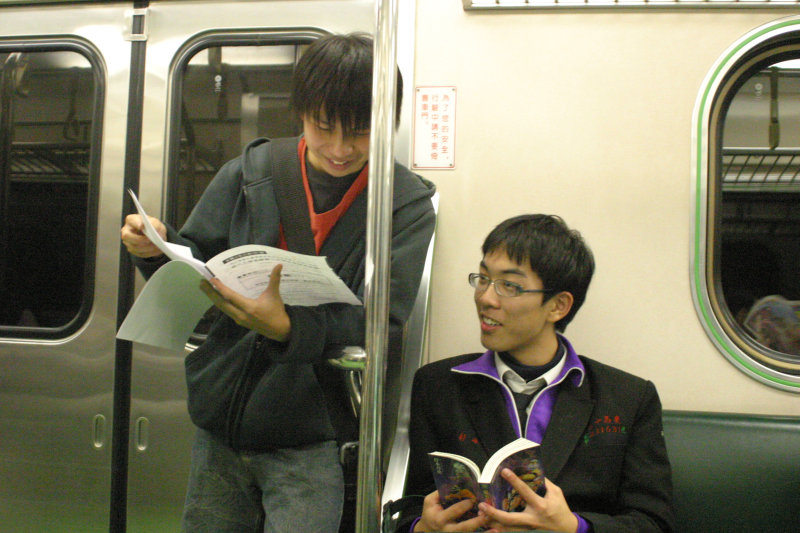 台灣鐵路旅遊攝影電車-區間車交談的旅客2005攝影照片111
