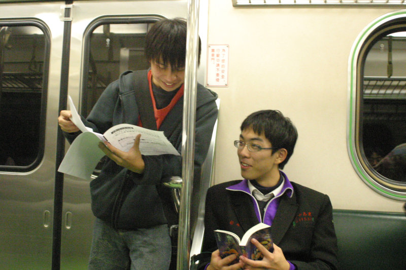 台灣鐵路旅遊攝影電車-區間車交談的旅客2005攝影照片112