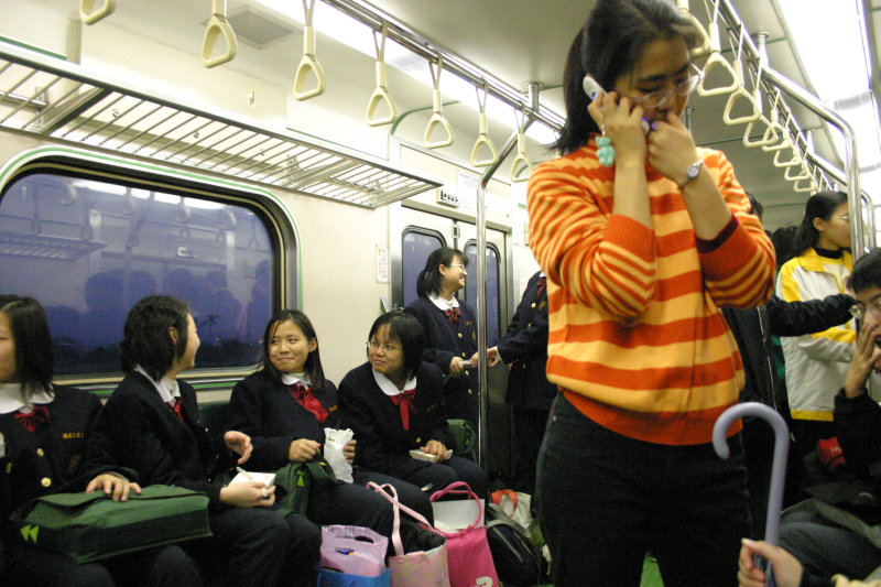 台灣鐵路旅遊攝影電車-區間車交談的旅客2005攝影照片114