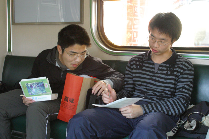 台灣鐵路旅遊攝影電車-區間車交談的旅客2005攝影照片116