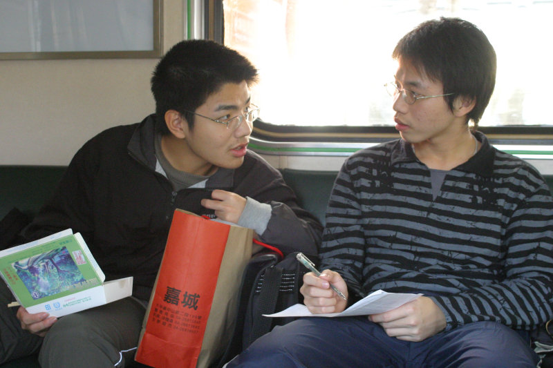台灣鐵路旅遊攝影電車-區間車交談的旅客2005攝影照片118