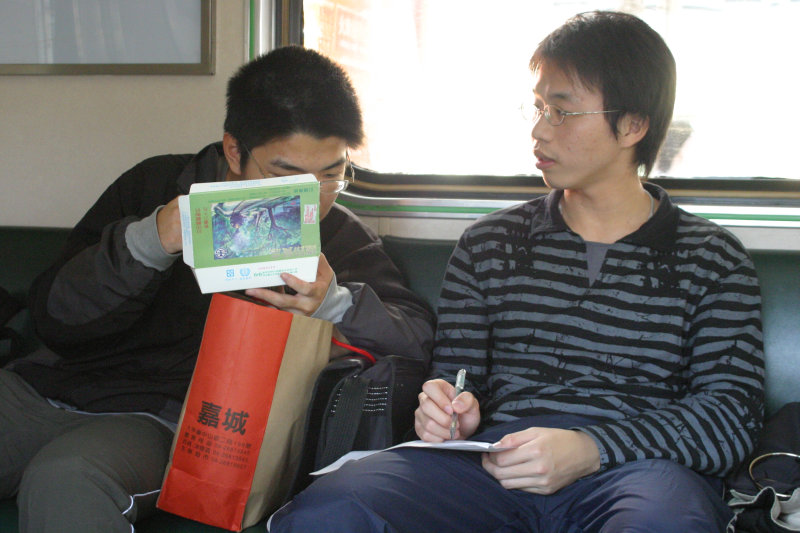 台灣鐵路旅遊攝影電車-區間車交談的旅客2005攝影照片119