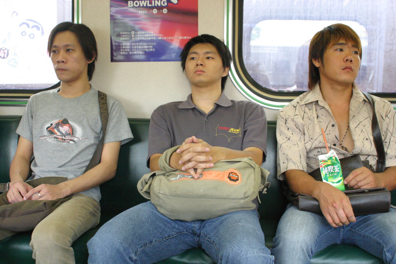 台灣鐵路旅遊攝影電車-區間車交談的旅客2005攝影照片120