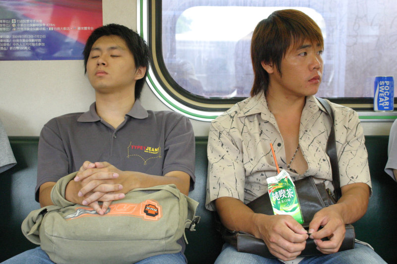 台灣鐵路旅遊攝影電車-區間車交談的旅客2005攝影照片121