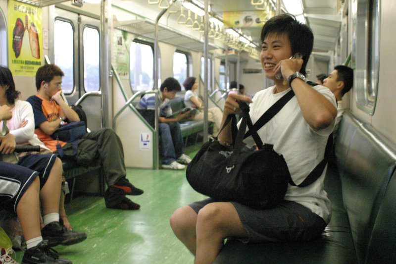 台灣鐵路旅遊攝影電車-區間車交談的旅客2005攝影照片122