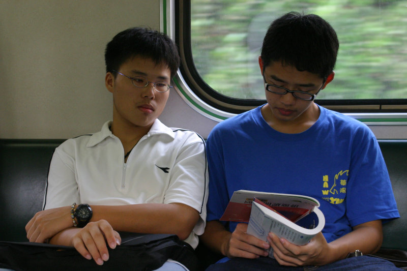 台灣鐵路旅遊攝影電車-區間車交談的旅客2005攝影照片124