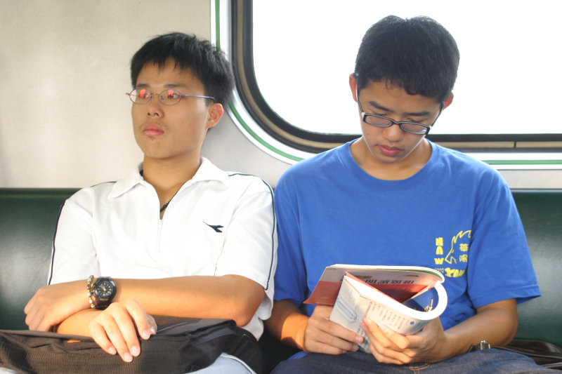台灣鐵路旅遊攝影電車-區間車交談的旅客2005攝影照片125