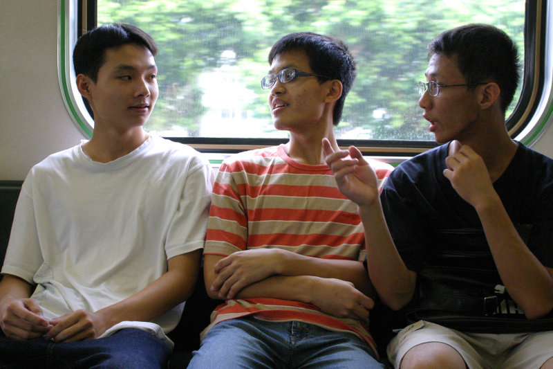 台灣鐵路旅遊攝影電車-區間車交談的旅客2005攝影照片129