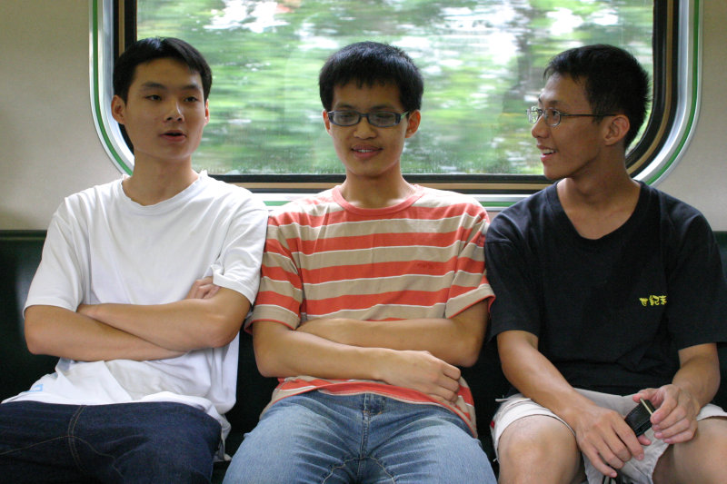 台灣鐵路旅遊攝影電車-區間車交談的旅客2005攝影照片130