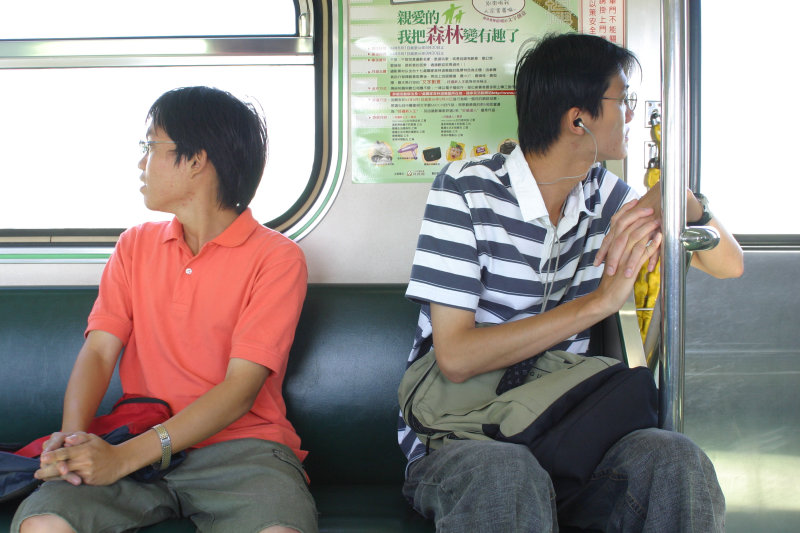 台灣鐵路旅遊攝影電車-區間車交談的旅客2005攝影照片135