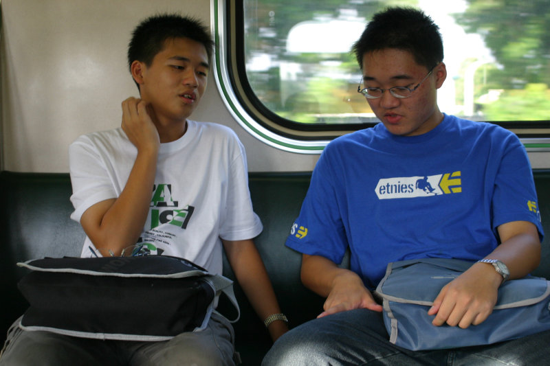台灣鐵路旅遊攝影電車-區間車交談的旅客2005攝影照片136