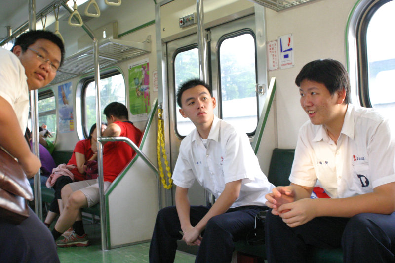 台灣鐵路旅遊攝影電車-區間車交談的旅客2005攝影照片138