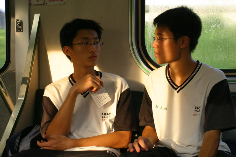 台灣鐵路旅遊攝影電車-區間車交談的旅客2005攝影照片140