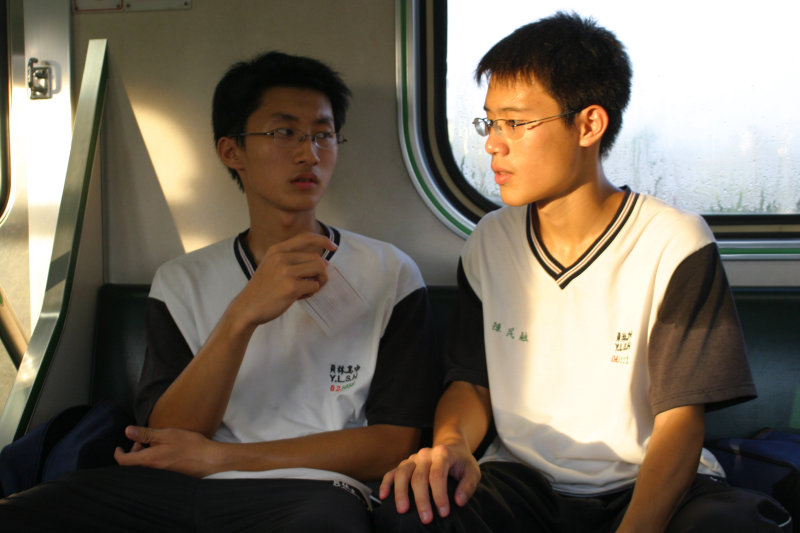 台灣鐵路旅遊攝影電車-區間車交談的旅客2005攝影照片141