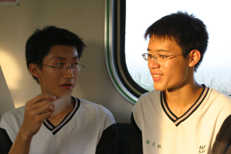 台灣鐵路旅遊攝影電車-區間車交談的旅客2005攝影照片142
