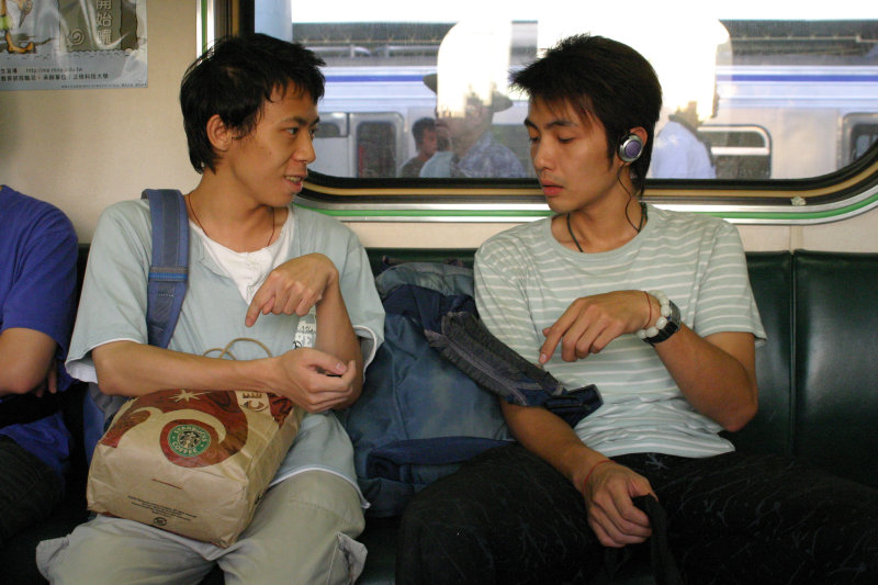台灣鐵路旅遊攝影電車-區間車交談的旅客2005攝影照片143