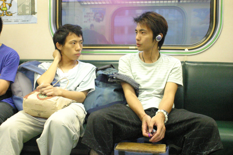 台灣鐵路旅遊攝影電車-區間車交談的旅客2005攝影照片145