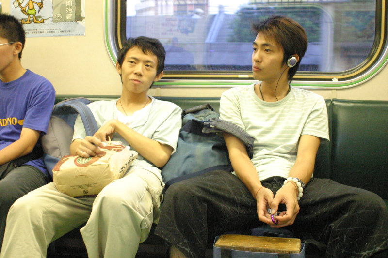 台灣鐵路旅遊攝影電車-區間車交談的旅客2005攝影照片146