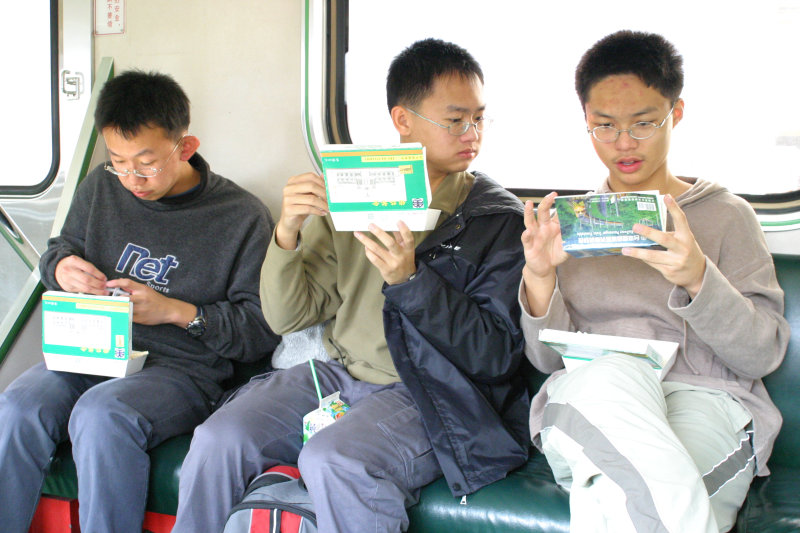 台灣鐵路旅遊攝影電車-區間車交談的旅客2005攝影照片148