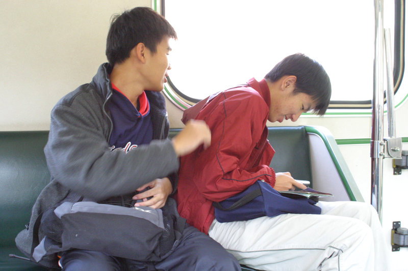 台灣鐵路旅遊攝影電車-區間車交談的旅客2005攝影照片152