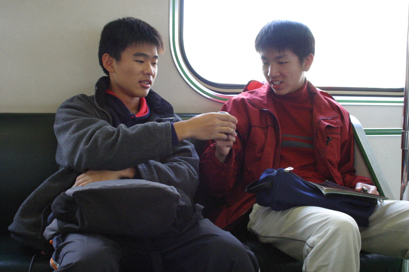 台灣鐵路旅遊攝影電車-區間車交談的旅客2005攝影照片153