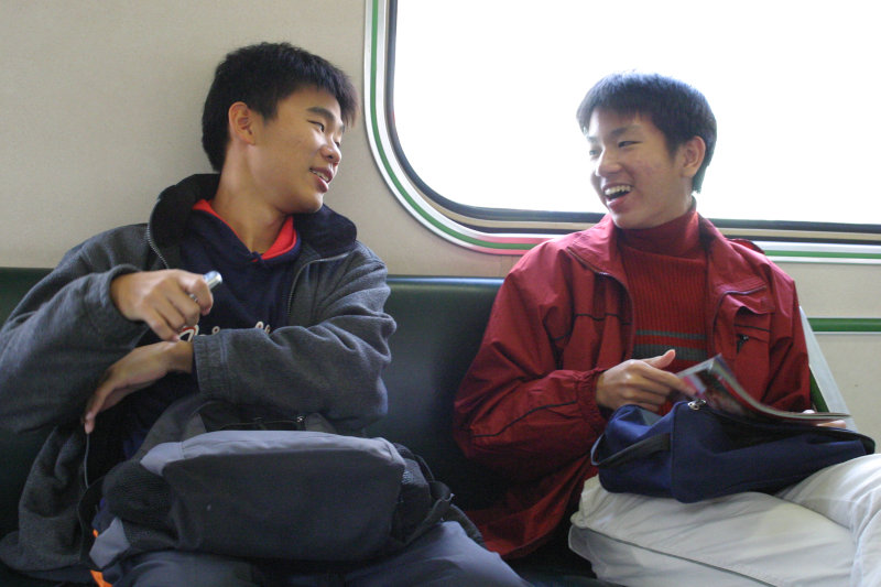 台灣鐵路旅遊攝影電車-區間車交談的旅客2005攝影照片155
