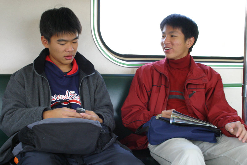 台灣鐵路旅遊攝影電車-區間車交談的旅客2005攝影照片157