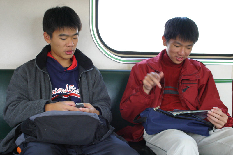 台灣鐵路旅遊攝影電車-區間車交談的旅客2005攝影照片158