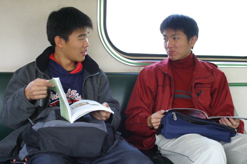 台灣鐵路旅遊攝影電車-區間車交談的旅客2005攝影照片159
