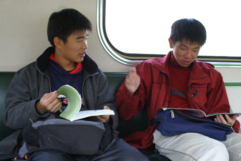 台灣鐵路旅遊攝影電車-區間車交談的旅客2005攝影照片160